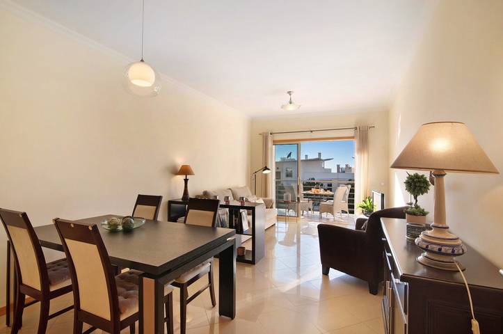 Ganze Wohnung, Ferienwohnung "Da Ourada Marina Luz" mit 2 Balkonen, Gemeinschaftspool und WLAN in Albufeira e Olhos de Água, Faro Distrikt