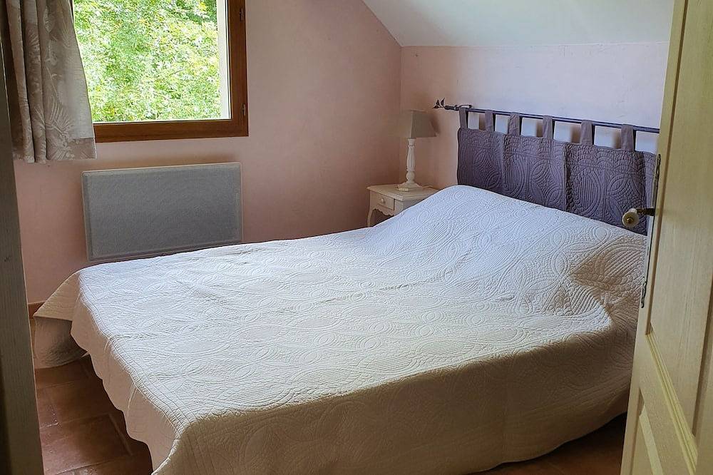 Peaceful 5-person gîte with secure pool (sleeps up to 9) in Salviac, Lot