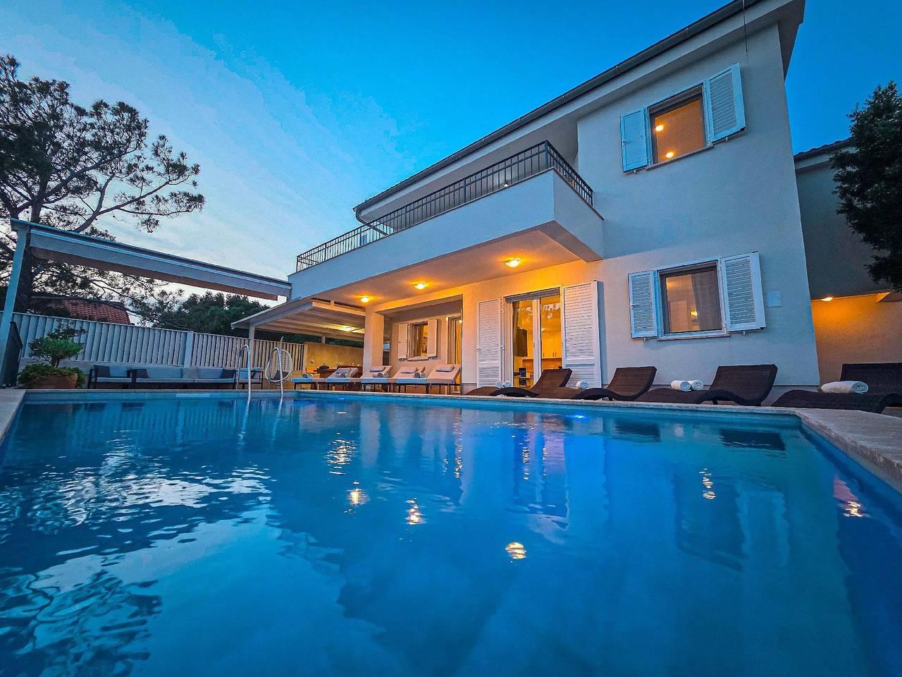 Geräumige, luxuriöse 5*-Ferienvilla mit Meerblick, eigenem Pool und großer Terrasse, in Hanglage in erster Reihe zum Meer in Martinscica, Cres