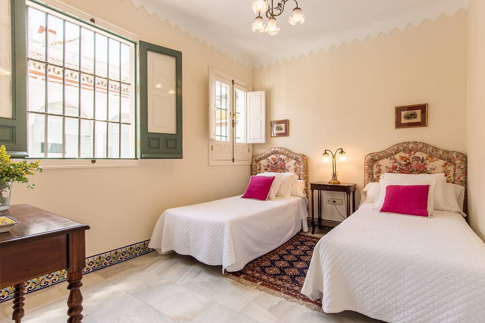 Entire apartment, Sleep in a 17th century stately palace home in Casco Antiguo, Sevilla