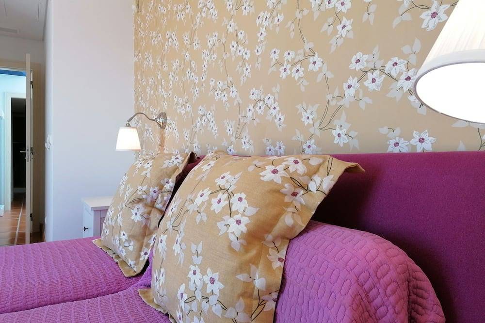 Villa for 11 with Private Pool and Lake View in Vau, Leiria District