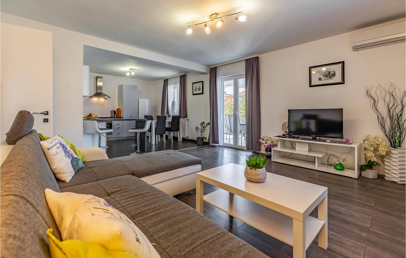 Schickes Apartment mit 2 Schlafzimmern, Pool, Terrasse und WLAN in Pula-Medulin, Pula