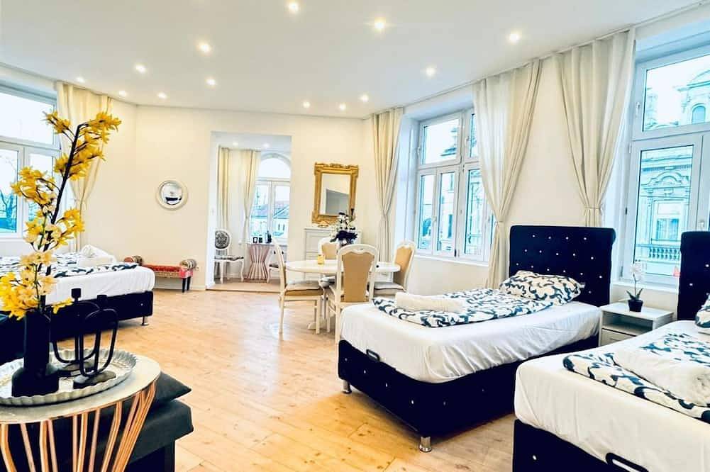 Appartamento intero, Spacious Room 11-Min Stroll to Atzgersdorf Park in Liesing, Vienna