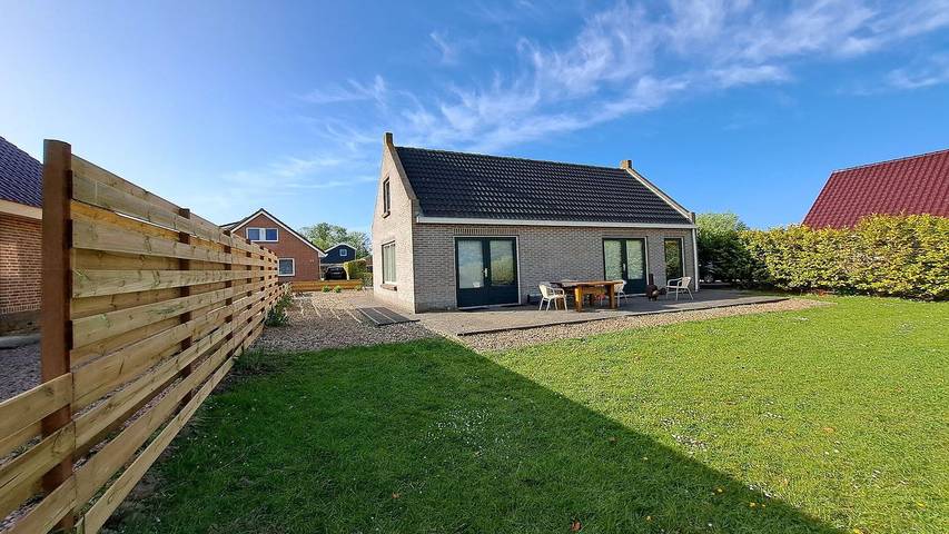 Vakantiehuis voor 6 personen, with tuin and terras as well as sauna and zwembad in Tzummarum