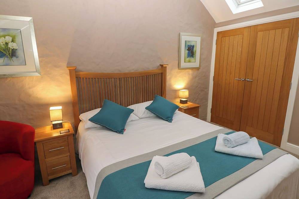 Stable Cottage, pet friendly, character holiday cottage in Pembroke in Pembroke, Pembrokeshire