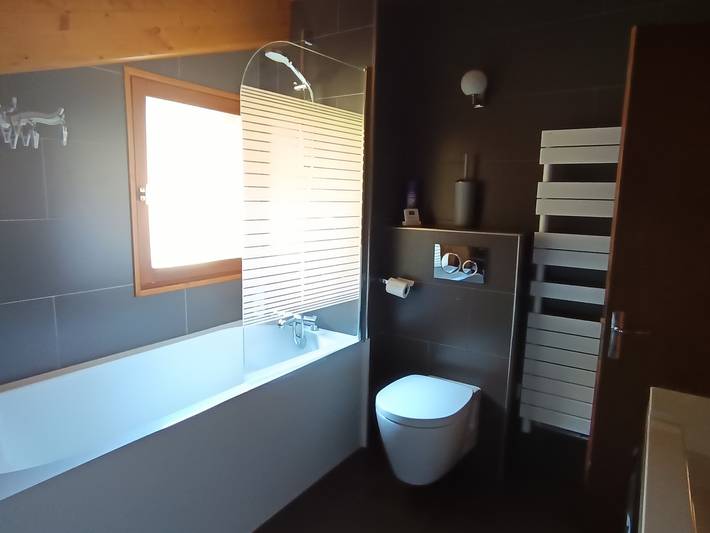 Entire apartment, Charming apartment in chalet, facing slopes, 4 bedrooms, 9 people. in Montgenèvre, Briançon region