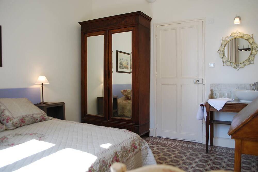 B&B Romarin, une authentique chambre française avec une belle cuisine extérieure in Mazan, Parc naturel régional du Mont-Ventoux