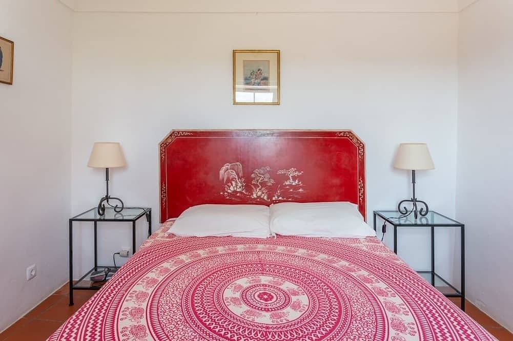 Cabaña de pastores convertidos en bosque tradicional de corcho, cerca de Evora in Redondo, Distrito de Évora