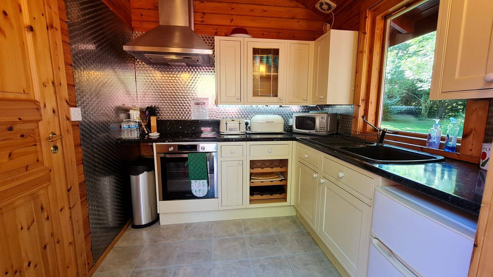 3-Bed Lodge - Sleeps 7 - Hot Tub - Pet Friendly in Forest of Bowland
