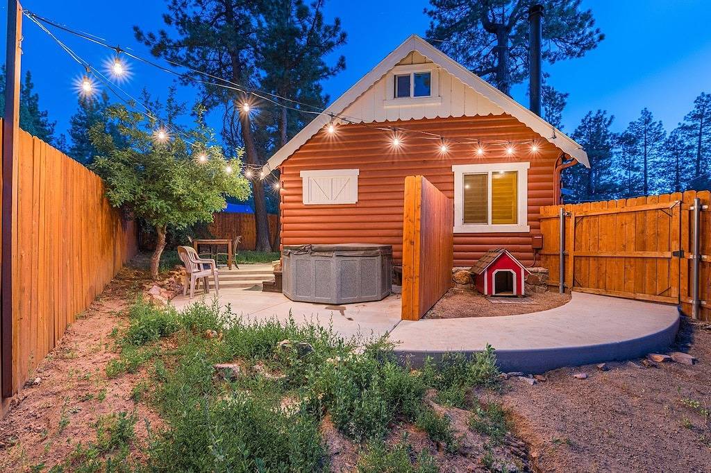 Walk to Lake Cabin great for kids & Pets Spa Bbq Wifi King Bed Ski Free Coffee in Big Bear Lake, San Bernardino County