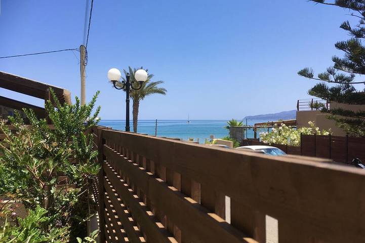 Studio appartment with patio by the coast in Stalida, Iraklio-Heraklion und Umgebung