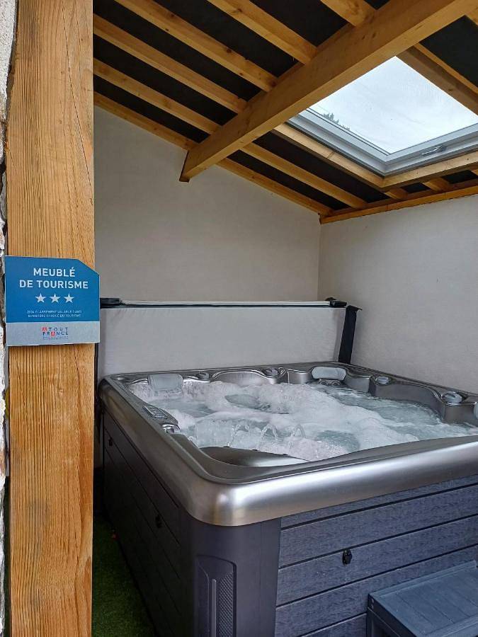 Gîte pour 4 personnes, avec jacuzzi et terrasse à Landeronde