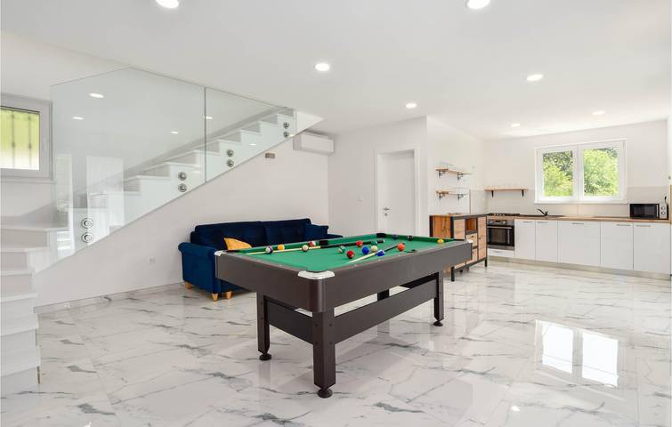Moderne 170 m² große Ferienwohnung mit Pool, Terrasse und WLAN in Sinj – 1 km vom Zentrum entfernt in Sinj, Dalmatinisches Zagora