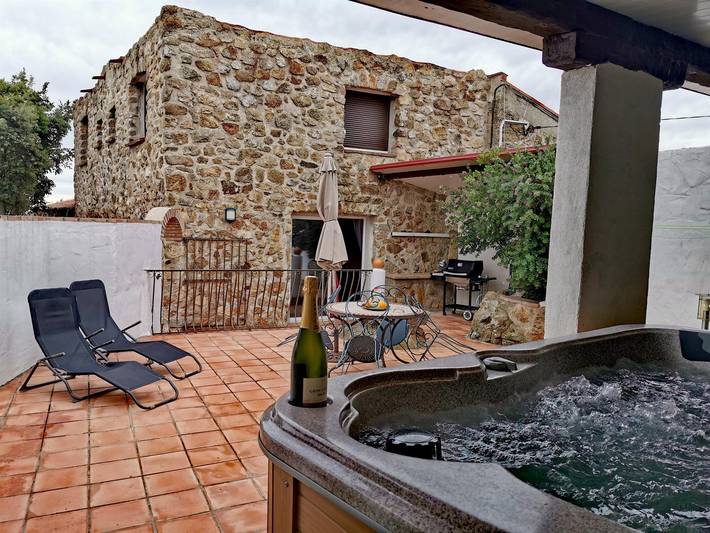 Gîte pour 5 personnes, avec terrasse ainsi que jardin et jacuzzi - 1