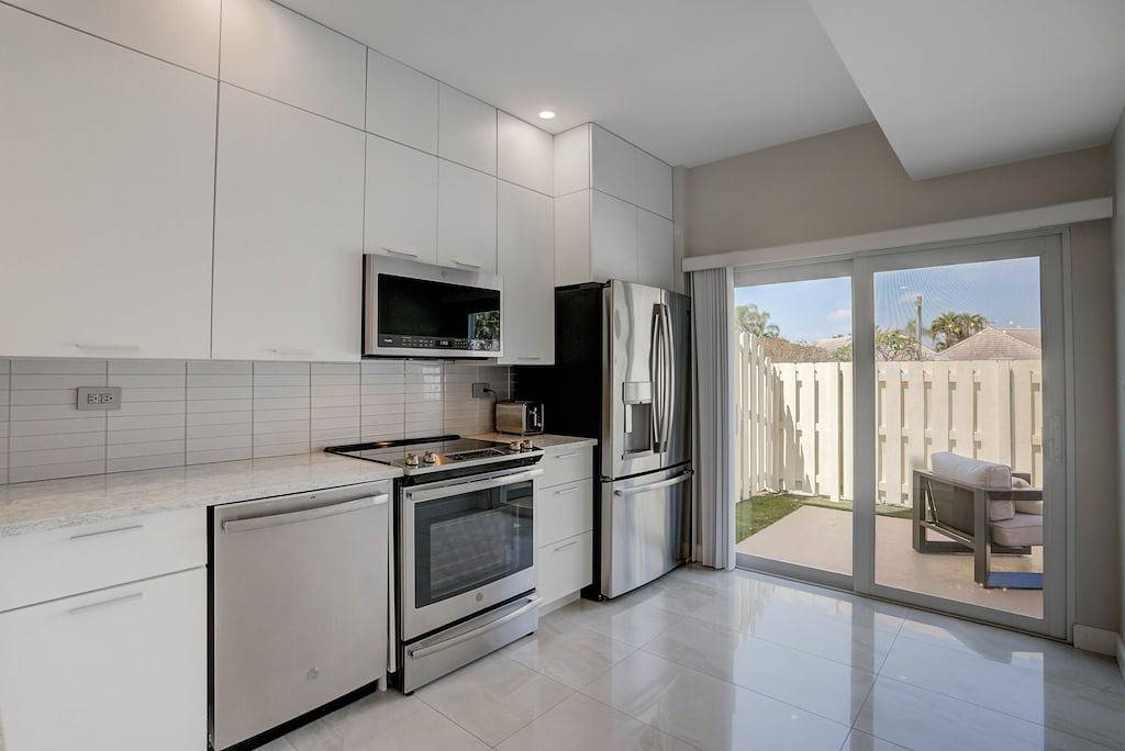 Ganze Wohnung, Updated modern 1st floor condo on Carlin Park and close walk to the ocean in Jupiter, Palm Beach County