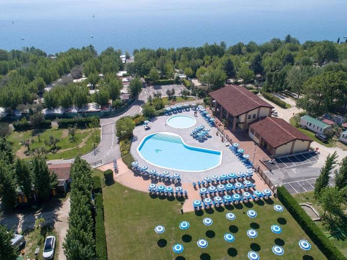 Camping per 4 persone, con Giardino e Piscina per bambini nonché Piscina e Sauna a Moniga del Garda