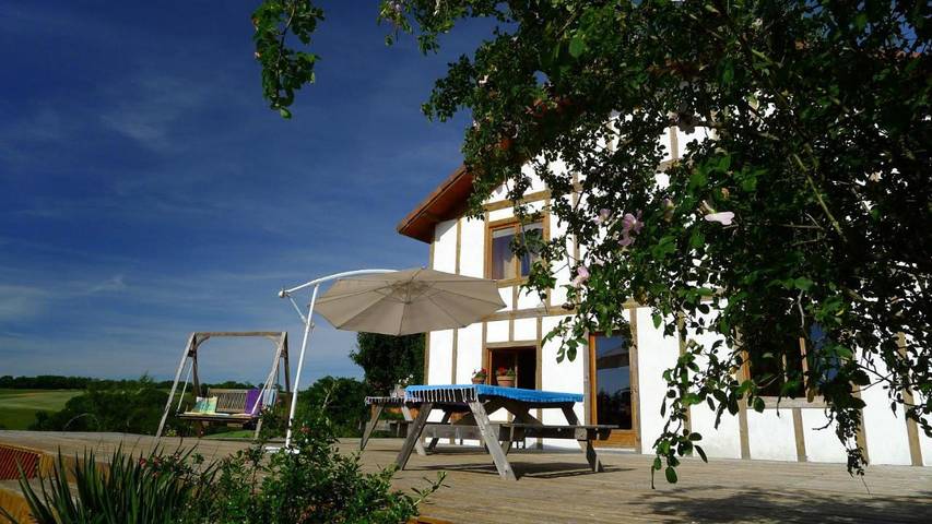 Location de vacances pour 15 personnes, avec Terrasse ainsi que Jardin et Vue à Saint-Maur (Gers)