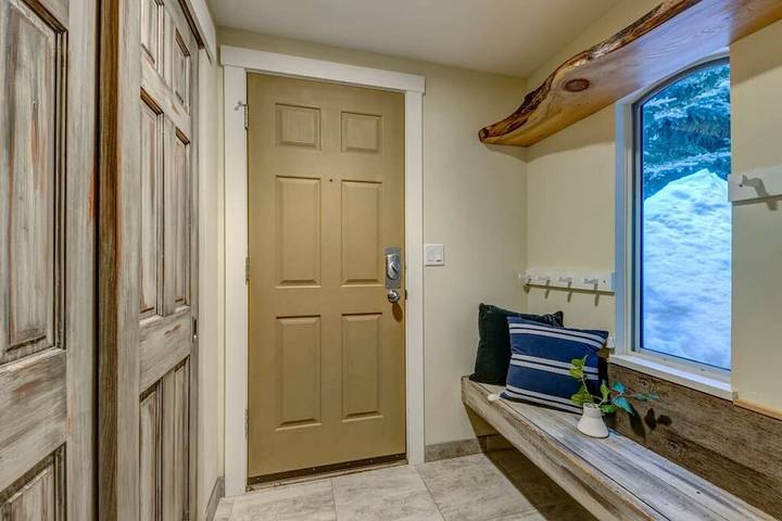 Holiday apartment for 4 people, with hot tub and pool as well as balcony in Whistler