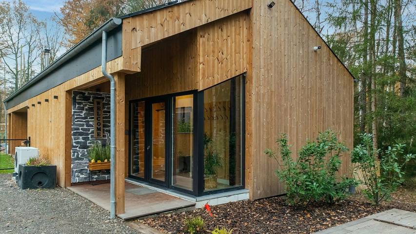 Location de vacances pour 5 personnes, avec sauna ainsi que jardin et piscine, animaux acceptés à Érezée