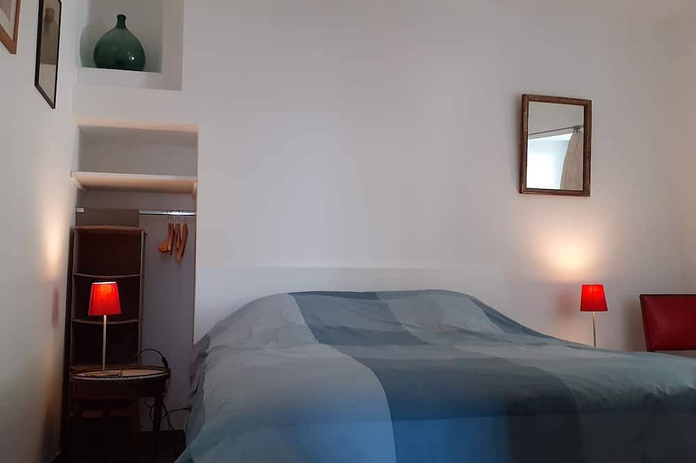 Overlooking the little port, 60 m2 gîte with incredible view, large garden in Provence