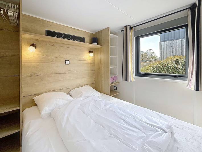 Casa pequeña de 1 habitación con piscina, cerca de la playa y comercios, ideal para parejas in Jullouville, Côte de la Déroute