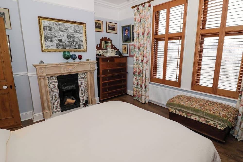 The Gables, pet friendly, character holiday cottage in Rugby in Warwickshire