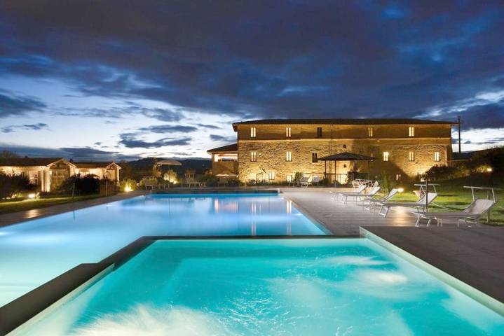 Agriturismo per 4 persone, con Terrazza e Giardino nonché Piscina e Panorama a Corciano