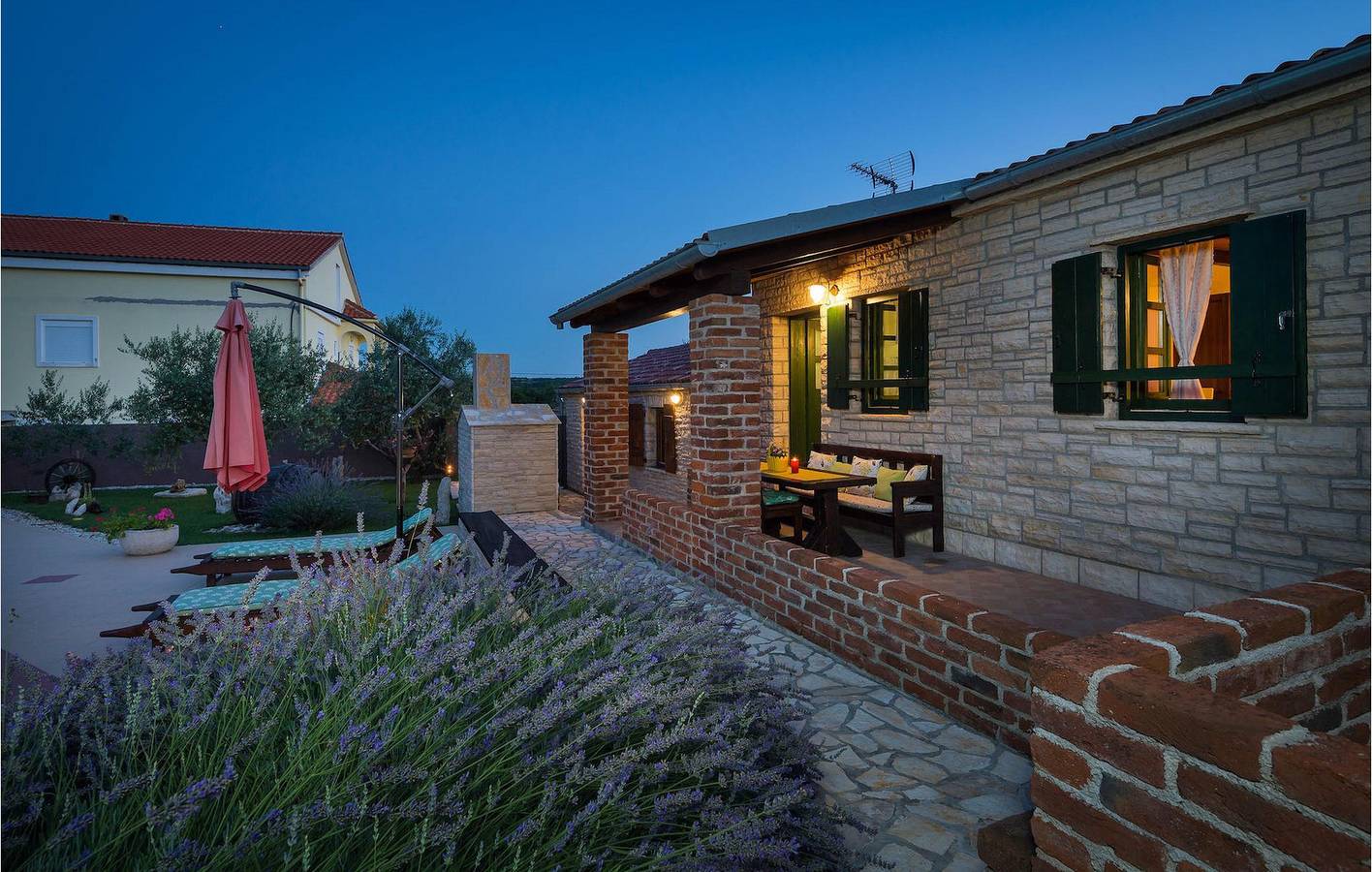 Geräumige Ferienwohnung mit Pool, Küche und 1,5 km Entfernung zum Strand in Novigradsko More, Zadar