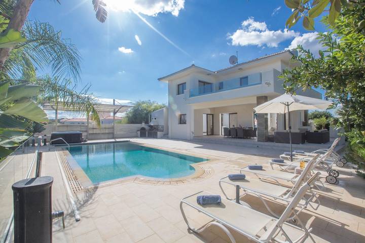 Ferienhaus für 8 Personen, mit Garten und Whirlpool sowie Balkon in Ayia Napa