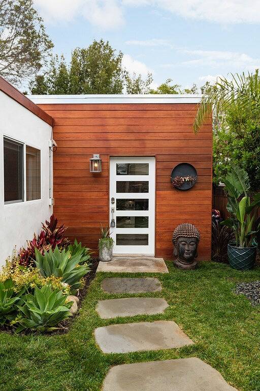 Remodeled Beach House with Spa and Sauna • 2 Blocks from Ocean • Pet Friendly in Santa Barbara, Santa Barbara County