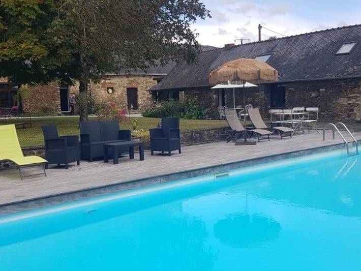 Gîte pour 4 personnes, avec Terrasse ainsi que Jardin et Piscine à Mouzeil