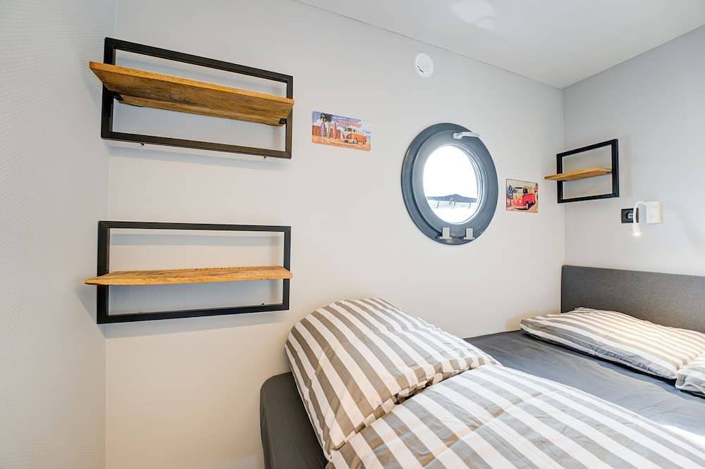 Schönes Hausboot in der Marina von Volendam in Volendam, Markermeer