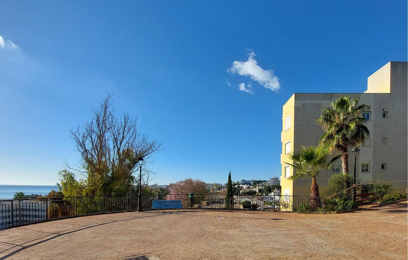 Entire holiday apartment, Sea View Apartment with Pool & Terrace, 2km to Beach in Montemar Torremolinos, Torremolinos