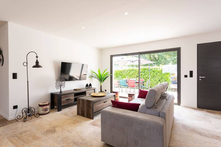 Location de vacances pour 8 personnes, avec jardin ainsi que terrasse et piscine à Saint-Victor-la-Coste - 2