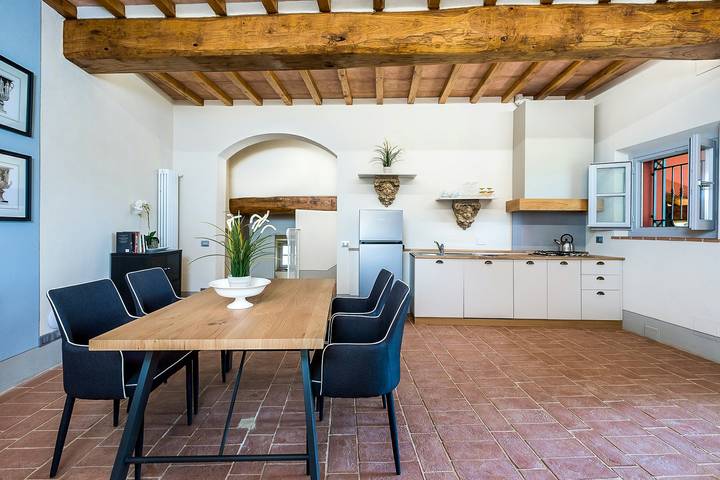 Appartement entier, Luminous apartment with loggia facing the sunset in Reggello, Valdarno