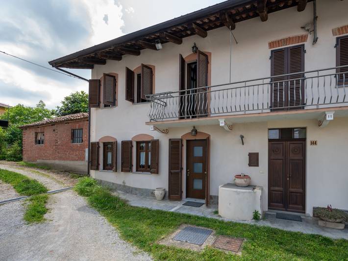 Casa vacanza per 8 persone, con balcone e giardino in Langhe