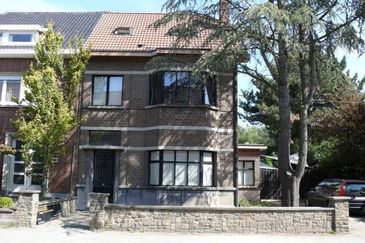 Ganze Wohnung, Spacious, bright studio apartment on the ground floor of a historic building near the Scheldt River in Antwerpen und Umgebung