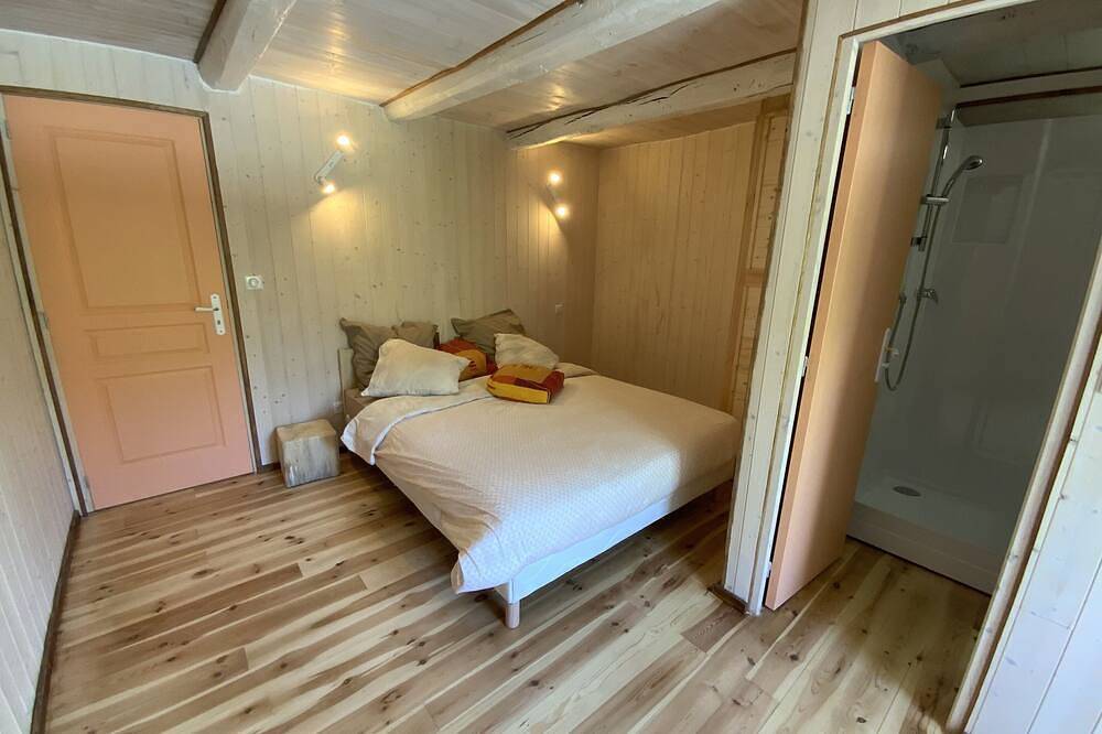 L'Oustaliere, Chambre Françoise, spa and sauna access in Saint-Georges-de-Lévéjac, Cévennes