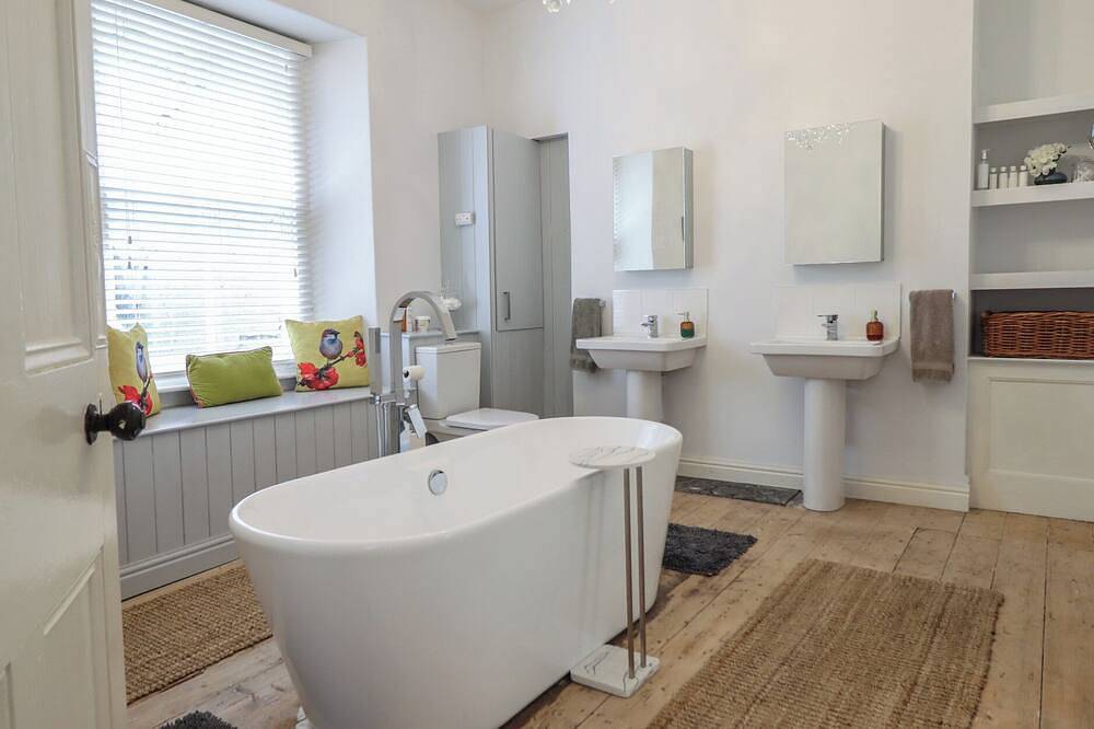 5 Porkington Terrace, pet friendly, with a garden in Barmouth in Barmouth, Snowdonia