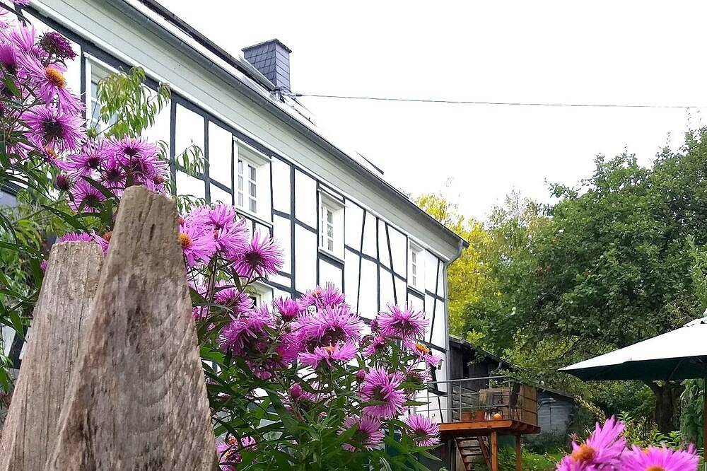 Ganze Wohnung, Loft in Nümbrecht\nferienwohnung Kunstvolle Bleibe in Nümbrecht, Oberbergischer Kreis