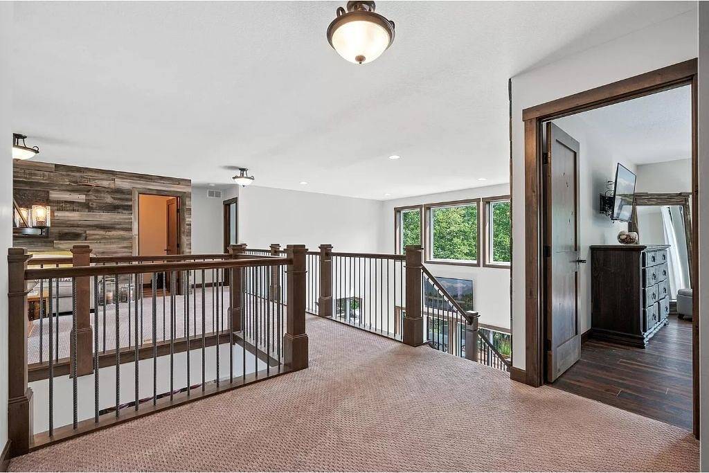 Exceptional property on Pelican Lake! Short walk to Breezy Resort, beaches, park in Breezy Point, Crow Wing County