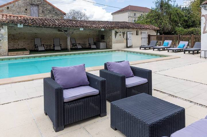 Location de vacances pour 10 personnes, avec piscine à Barbezières