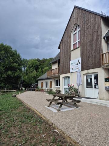 Gîte pour 35 personnes, avec terrasse à Thiézac