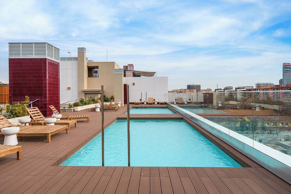 Entire apartment, Modern Diagonal Mar Oasis: 2Br Apartment with Pools & Parking in Barcelona, Barcelonès