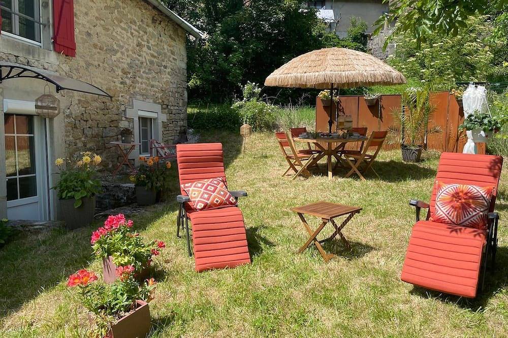 On the edge of the Jura Lakes, a spacious home with a spa and a pétanque court in Châtillon (Jura), Französischer Jura