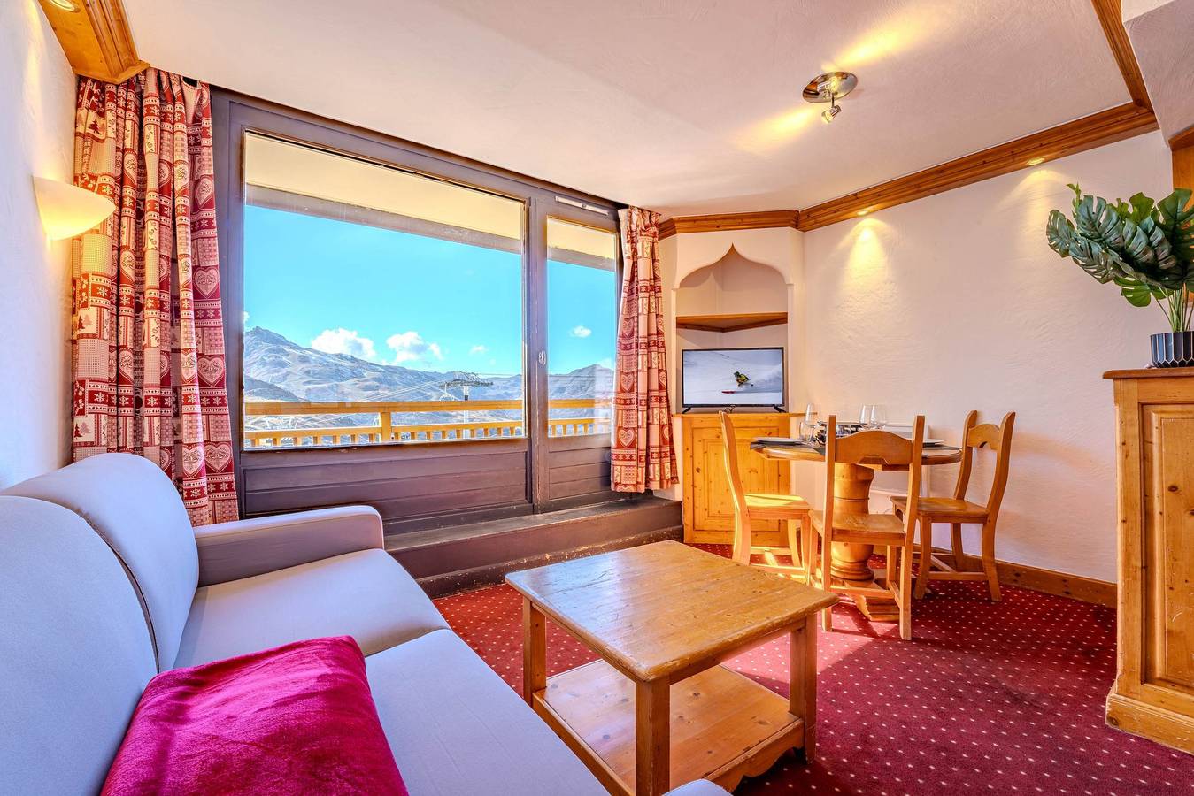 Ganze Wohnung, Alpine Stay w/ Private Ski Views in Val Thorens, Les Trois Vallées