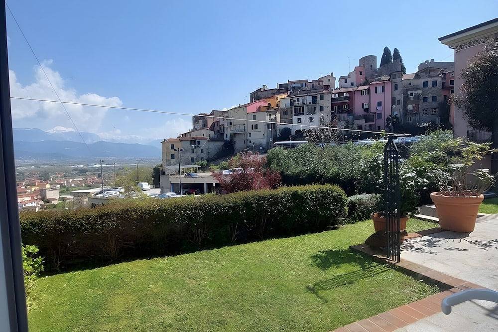 Apartamento entero, Apartamento 'Montemare' con Jardín Privado, Wi-Fi y Aire Acondicionado in Ameglia, Municipio de Ameglia