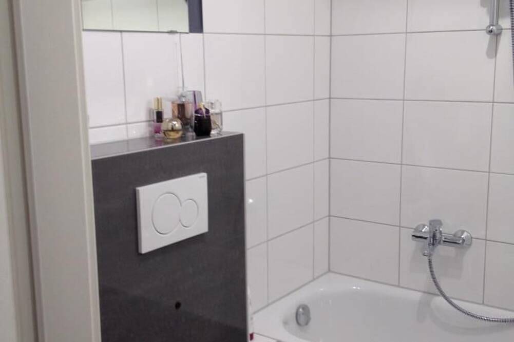 Ganze Wohnung, Feines Apartment mit allem Komfort - 1,7 km zu City, 300 m Bus, Saarufer in Saarbrücken, Saargau