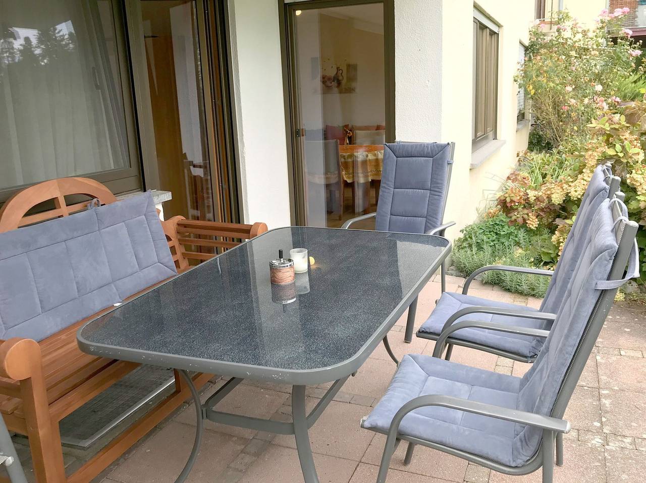 Ganze Wohnung, Ferienwohnung 'Im Erdgeschoss' mit Privatterrasse, Gemeinschaftsgarten und Wi-Fi in Tettnang, Region Bodensee-Oberschwaben