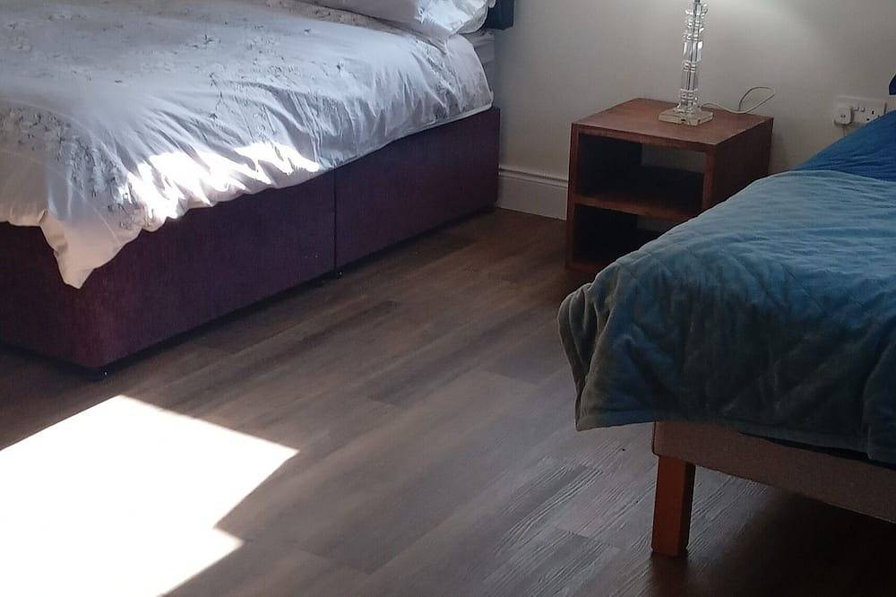 Beautiful new cottage with coastal walks, beaches, golf and Wild Atlantic Way. in Caragh, County Kerry